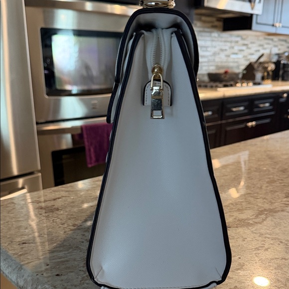 Elegant White Quilted Handbag - Picture 8 of 8